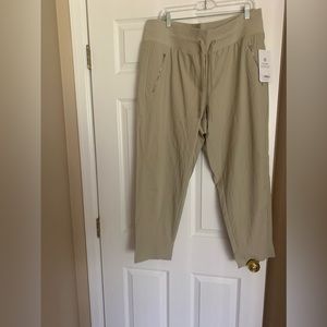 NWT Athleta Trekkie North Jogger Size 18, color ECRU